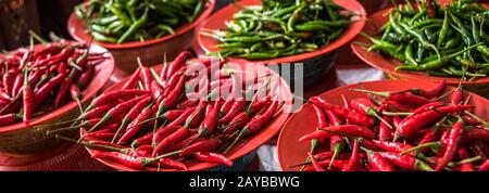 Colorato il peperoncino in stallo al mercato asiatico Foto Stock