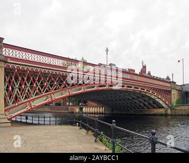 ponte crown point che attraversa il fiume aire a leeds una costruzione di ghisa a singola campata, aperta nel 1842, presa dal r Foto Stock