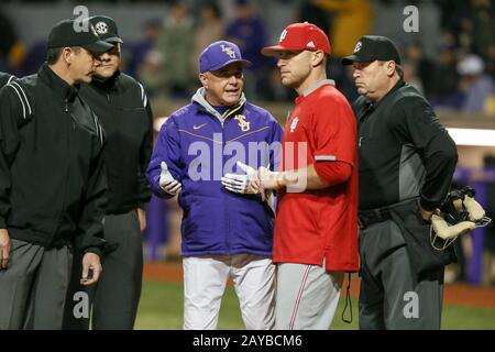 Baton Rouge, LOS ANGELES, Stati Uniti. 14th Feb, 2020. Il capo allenatore della LSU Paul Mainieri (a sinistra) incontra gli umiri e l'Indiana Head Coach Jeff Mercer (a destra) prima dell'azione di baseball della NCAA tra gli Indiana Hoosiers e le LSU Tigers all'Alex Box Stadium, Skip Bertman Field a Baton Rouge, LOUISIANA. Jonathan Mailhes/Csm/Alamy Live News Foto Stock