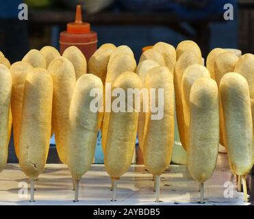 Uno stand fast food vende i cani da mais Foto Stock