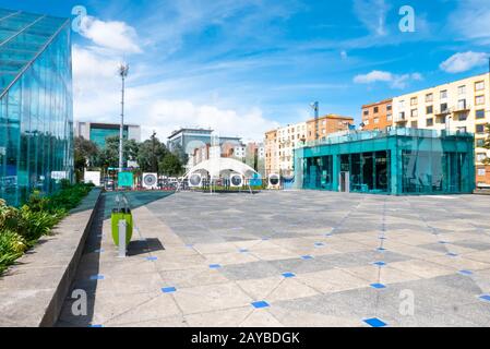 La città di Bogota incontra le strutture futuristiche all'ingresso del Museo Maloka con il sole Foto Stock