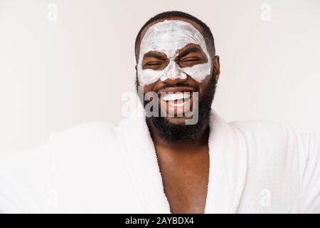 Funny laughing man con maschera conduce uno stile di vita sano, gioia a procedure di mattina. emozione positiva al mattino. Foto Stock