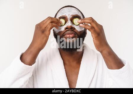 Funny laughing man con maschera conduce uno stile di vita sano, gioia a procedure di mattina. emozione positiva al mattino. Foto Stock