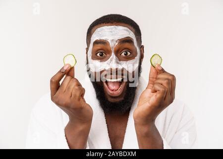 Funny laughing man con maschera conduce uno stile di vita sano, gioia a procedure di mattina. emozione positiva al mattino. Foto Stock