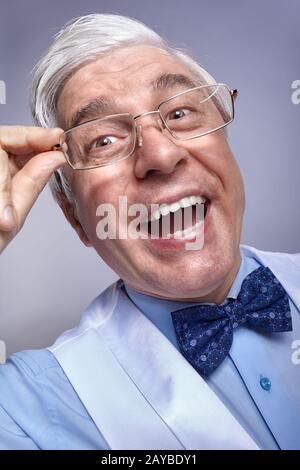 Primo piano ritratto di divertente sorridente allegro anziano uomo d'affari impiegato con occhiali Foto Stock