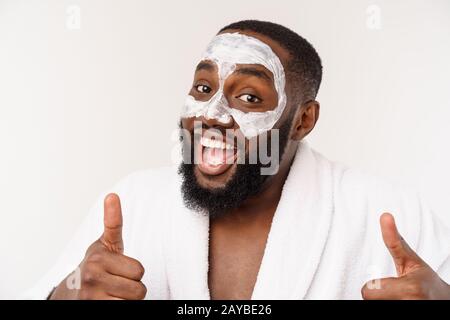 Funny laughing man con maschera conduce uno stile di vita sano, mostrando il pollice verso l'alto. emozione positiva al mattino. Foto Stock