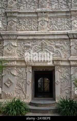 Particolare della porta Ovest Del complesso da bagno con elaborate sculture in pietra al Castello D'Acqua di Taman Sari a Yogyakarta in Giava in Indonesia. Foto Stock