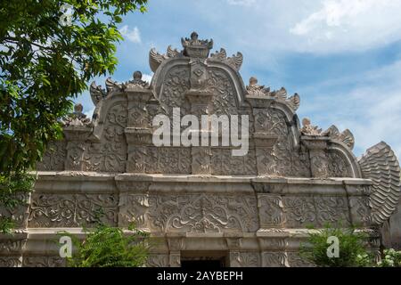 La porta Ovest Del complesso da bagno con elaborate sculture in pietra presso il Castello D'Acqua di Taman Sari a Yogyakarta a Giava in Indonesia. Foto Stock