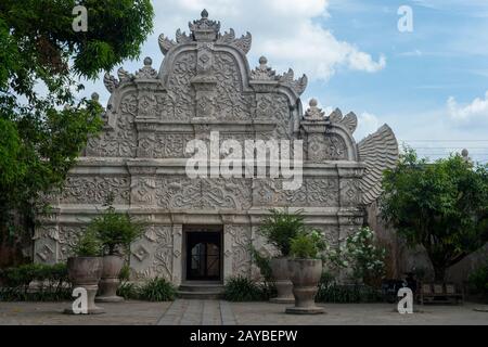 La porta Ovest Del complesso da bagno con elaborate sculture in pietra presso il Castello D'Acqua di Taman Sari a Yogyakarta a Giava in Indonesia. Foto Stock