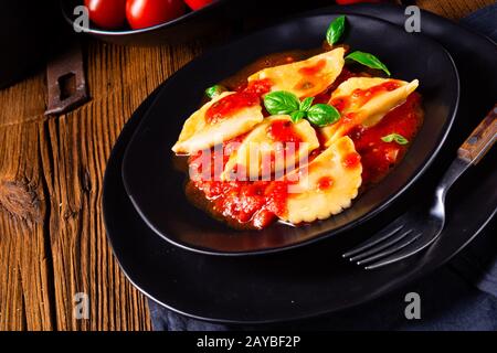 ravioli alla genovese con salsa di pomodoro al basilico Foto Stock