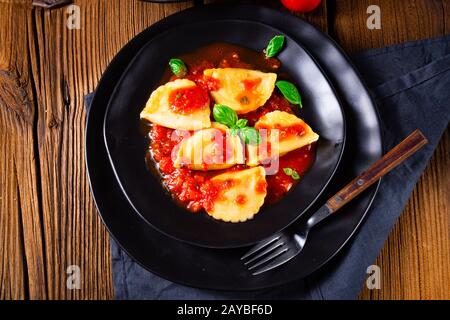 ravioli alla genovese con salsa di pomodoro al basilico Foto Stock