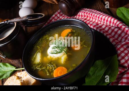 Rustikal Sorrel minestra di patate e crema di latte Foto Stock