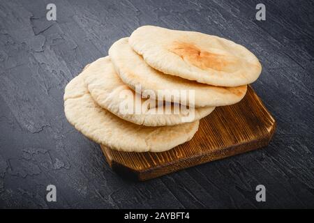 Pane Pita su tavola di legno Foto Stock