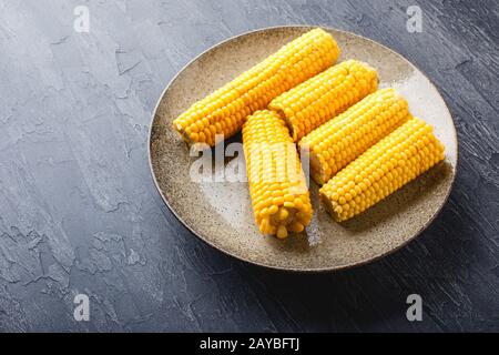 Gustosi pannocchie di mais bolliti sul piatto Foto Stock