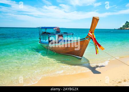 Vista della tradizionale barca thailandia a coda lunga sulla spiaggia di sabbia