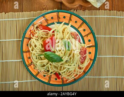 Alfredo di pomodoro essiccato al sole con spaghetti di zucchine Foto Stock