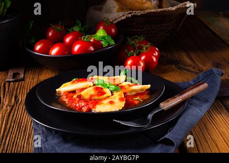 ravioli alla genovese con salsa di pomodoro al basilico Foto Stock