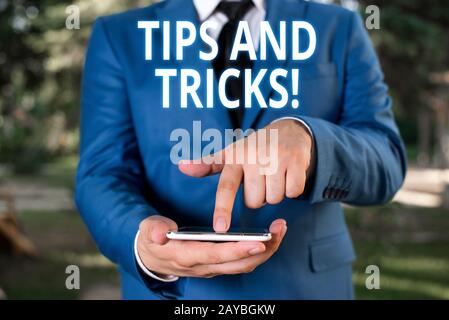 Nota di scrittura che mostra Suggerimenti e trucchi. La presentazione della foto di affari significa il consiglio del pezzo forse suggerimento come migliorare l'uomo d'affari con Foto Stock