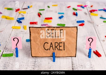 Scrittura concettuale della mano che mostra la cura di sé. Testo di foto di affari pratica di prendere l'azione per conservare o migliorare una propria salute Foto Stock