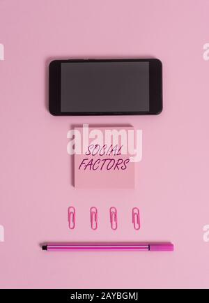 Segno di testo che mostra i fattori sociali. Foto concettuali cose che influenzano lo stile di vita differenze culturali colorato vuoto appiccicoso no Foto Stock