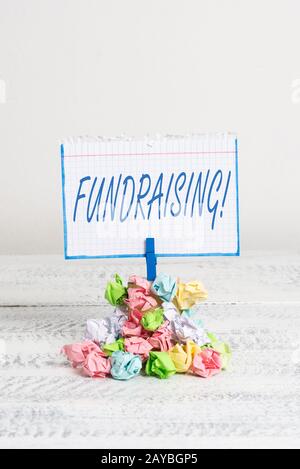 Scrittura di parole testo Fundraising. Concetto di business per cercare di generare sostegno finanziario per la carità o la causa. Foto Stock