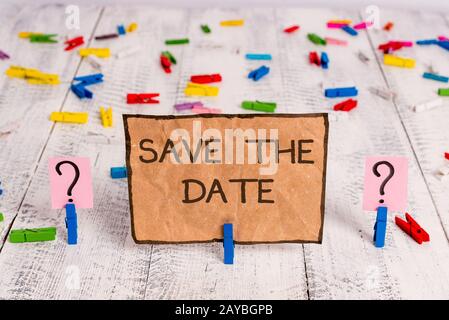 Scrittura concettuale a mano che mostra Salva la data domanda. Testo della foto di affari che chiede a qualcuno di ricordare giorno o tempo specifico Crum Foto Stock