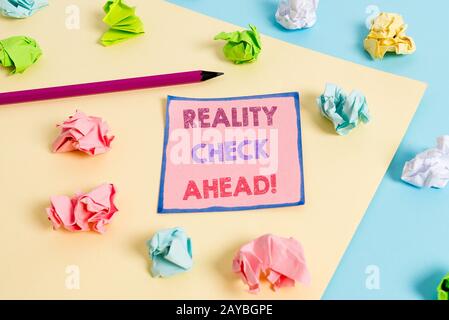 Segno di testo che mostra il controllo della realtà in anticipo. La foto concettuale li fa riconoscere la verità su situazioni o difficoltà. Foto Stock