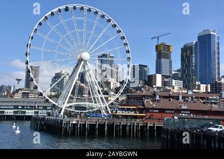 Vista della Seattle Great Wheel al Molo 57 a Seattle, Washington Foto Stock