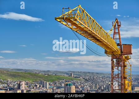 Torre della gru a braccio contro il cielo blu Foto Stock