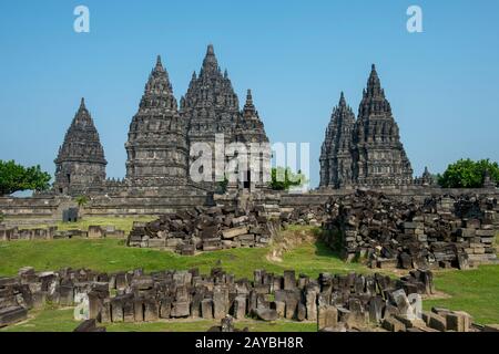 Vista sul complesso del tempio di Prambanan, un tempio indù del 9th secolo (patrimonio dell'umanità dell'UNESCO) non lontano da Yogjakarta, situato nel centro di Java Island Foto Stock
