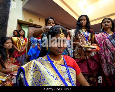 Calcutta, India. 14th Feb, 2020. Brides preparare per il matrimonio CeremonyAn ONG chiamata 'Aloy Phera' ha organizzato una cerimonia di matrimonio di massa di 170 coppie di diverse religioni in kolkata il giorno di San Valentino per diffondere il messaggio di amore e armonia sociale. In questo evento hanno preso parte coppie di varie comunità arretrate prive di un sostegno finanziario di base nella loro famiglia. Credit: Sopa Images Limited/Alamy Live News Foto Stock