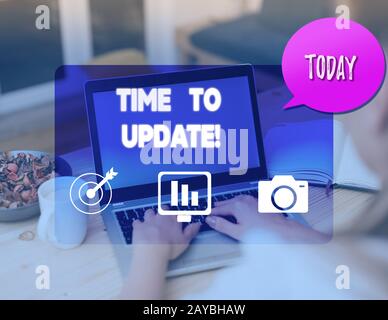 Nota di scrittura che mostra il tempo di aggiornamento. Foto di affari che mostra atto aggiornare qualcosa qualcuno o aggiornamento del programma di versione. Foto Stock