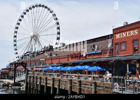 Vista della Seattle Great Wheel al Molo 57 a Seattle, Washington Foto Stock