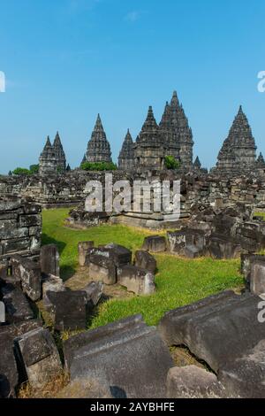 Vista sul complesso del tempio di Prambanan, un tempio indù del 9th secolo (patrimonio dell'umanità dell'UNESCO) non lontano da Yogjakarta, situato nel centro di Java Island Foto Stock