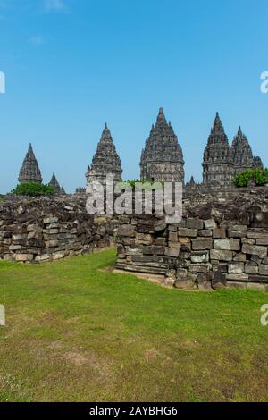 Vista sul complesso del tempio di Prambanan, un tempio indù del 9th secolo (patrimonio dell'umanità dell'UNESCO) non lontano da Yogjakarta, situato nel centro di Java Island Foto Stock