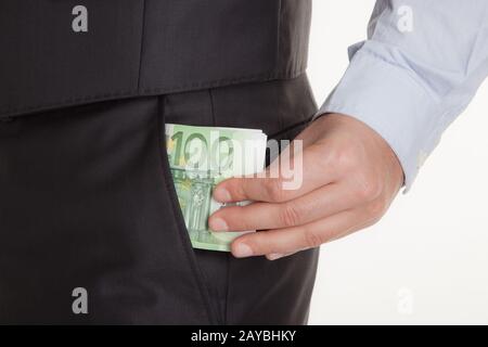 Uomo con denaro euro nella sua tuta tasche isolati su sfondo bianco. Piano finanziario. Foto Stock