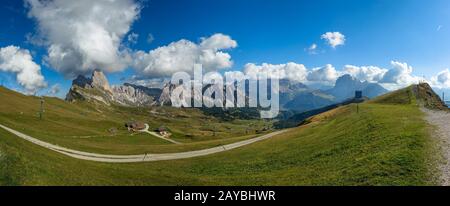 Vista panoramica del Seceda picco, Odle mountain range, Val Gardena, Dolomiti, Italia Foto Stock