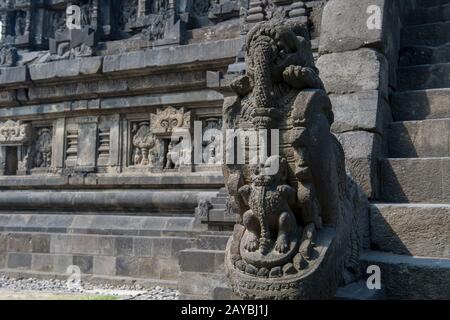 Figure guardiani in fondo a gradini di un tempio nel complesso del tempio di Prambanan, un tempio indù del 9th secolo, (patrimonio dell'umanità dell'UNESCO) non lontano Foto Stock