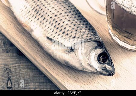 Essiccato roach sul tavolo sul tagliere e birra Foto Stock