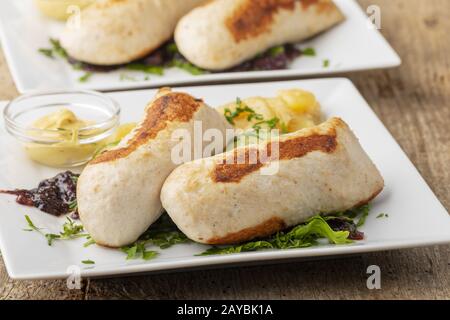 Salsiccia bavarese di lana alla griglia con insalata di patate Foto Stock