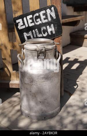 Un bidone di latte riempito con privo di lattosio del latte di capra in una fattoria. Parola tedesca Ziegenmilch significa latte di capra. Foto Stock