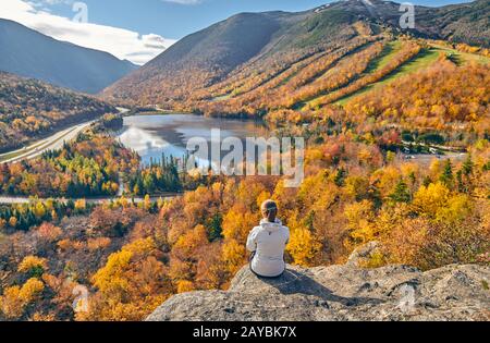 Donna escursionismo a artista Bluff in autunno Foto Stock