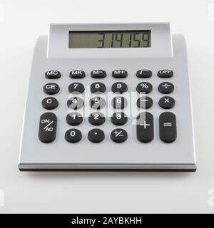 Calcolatrice con il numero di pi sul suo visualizzatore isolati su sfondo bianco. Foto Stock
