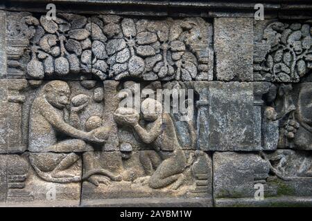 Sculture in bassorilievo che mostrano scimmie al tempio di Borobudur (sito patrimonio dell'umanità dell'UNESCO, nono secolo), il più grande tempio buddista del mondo, a Magel Foto Stock