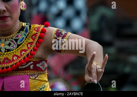 Primo piano dei movimenti delle mani e delle dita di un esecutore femminile durante la danza di Barong e Kris, che racconta una battaglia tra spirito buono e cattivo, p. Foto Stock