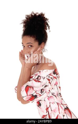 Un'immagine ravvicinata di una bella donna, sorridente, mani sul viso Foto Stock