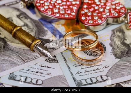 Matrimonio contratto oro matrimonio anelli un dollaro, amore e denaro Foto Stock