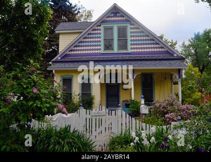 Casa colorata e giardino lussureggiante a Boulder, nel quartiere di Goss-Grove, a est del centro città. Foto Stock