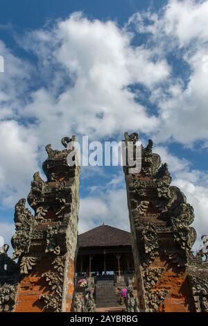 Ingresso alla strada rialzata che conduce al padiglione Kertha Gosa, ex Sala della Giustizia, nel Palazzo Puri Semarapura, Klungkung, Bali, Indonesia. Foto Stock