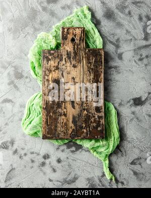 Tagliere su tavolo in metallo dello sfondo. Sfondo di cottura. Vista da sopra con lo spazio per la tua ricetta Foto Stock